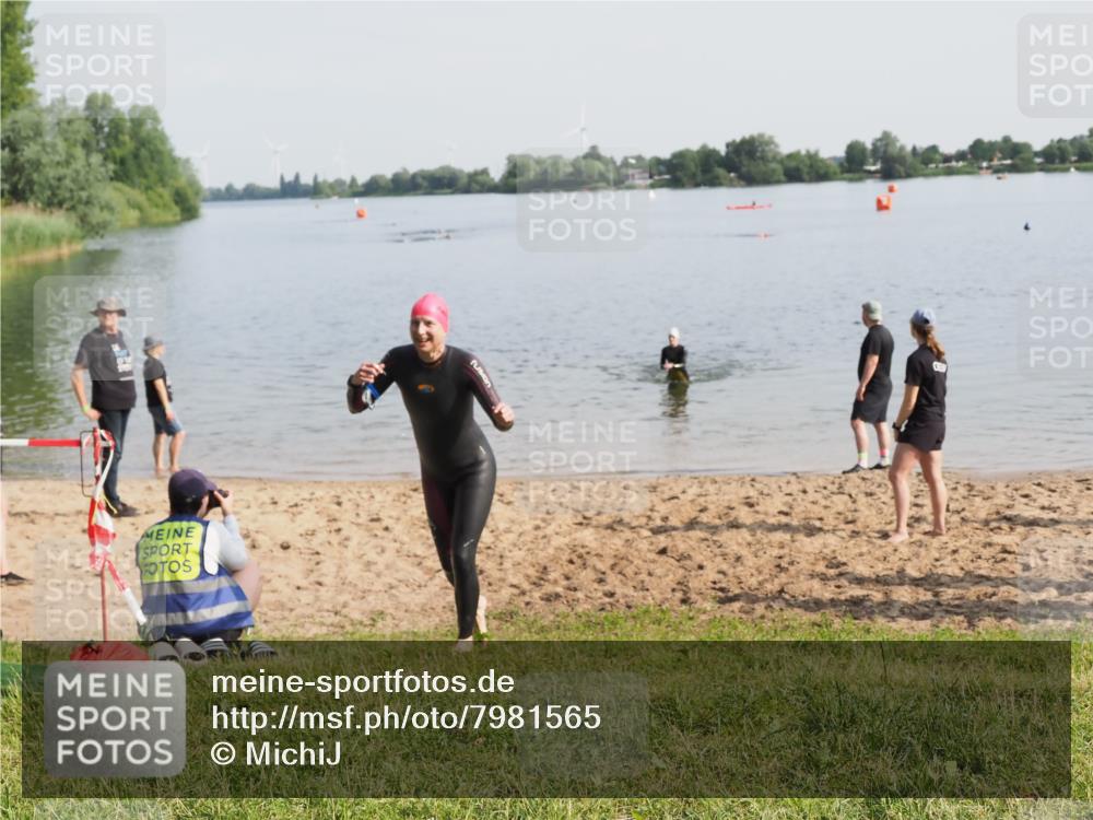 21.06.2025 - 27. Vierlanden-Triathlon MichiJ http://msf.ph/oto/7981565 15.06.2026 09:03:11 Schwimmen 219, 248 meine-sportfotos.de