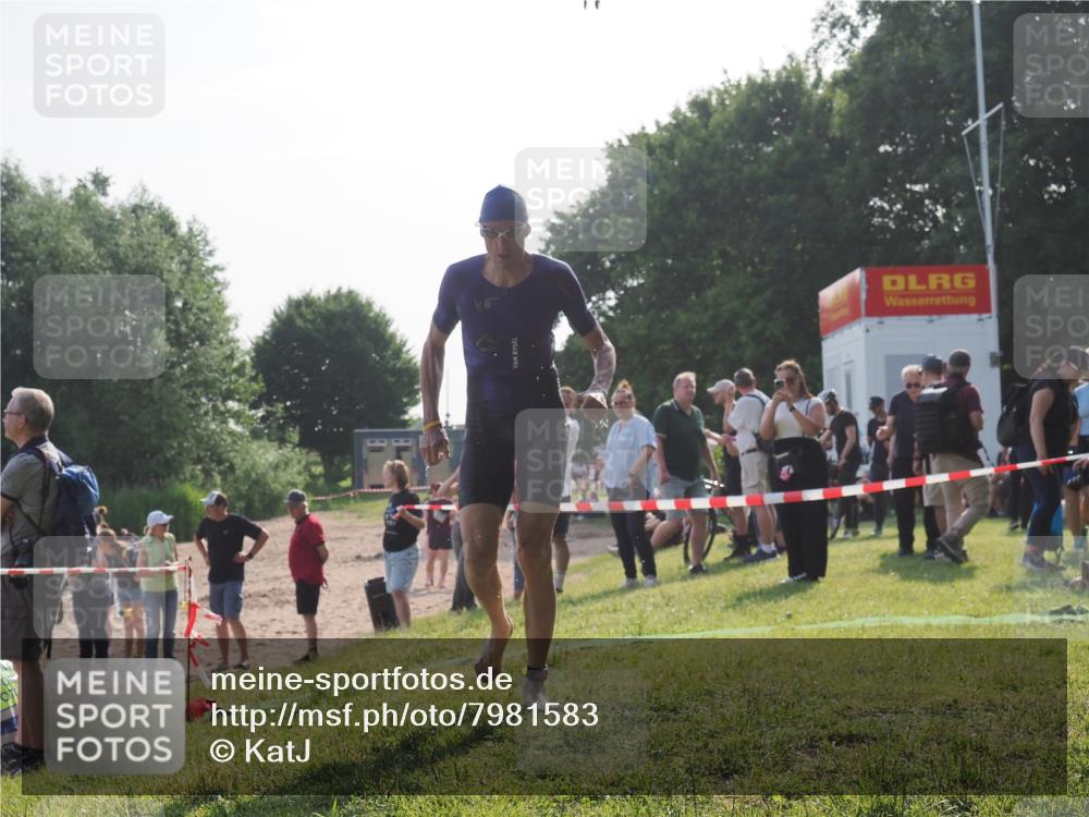 15.06.2025 - 27. Vierlanden-Triathlon KatJ http://msf.ph/oto/7981583 15.06.2025 08:46:12 Schwimmen 134, 152, 194 meine-sportfotos.de