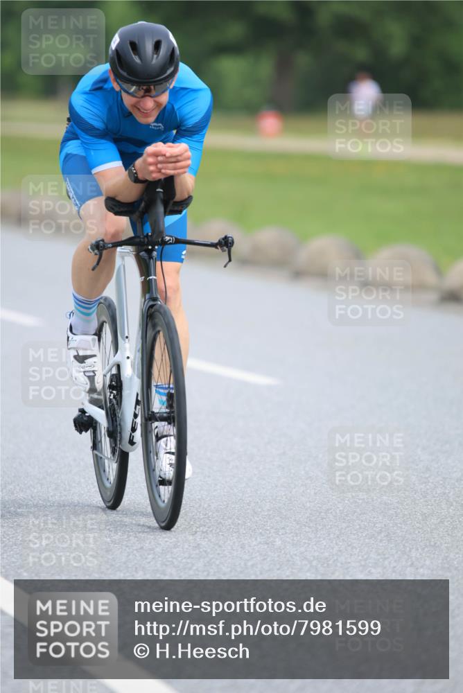 15.06.2025 - 27. Vierlanden-Triathlon H.Heesch http://msf.ph/oto/7981599 15.06.2025 10:48:28 Radfahren 14, 376, 512 meine-sportfotos.de