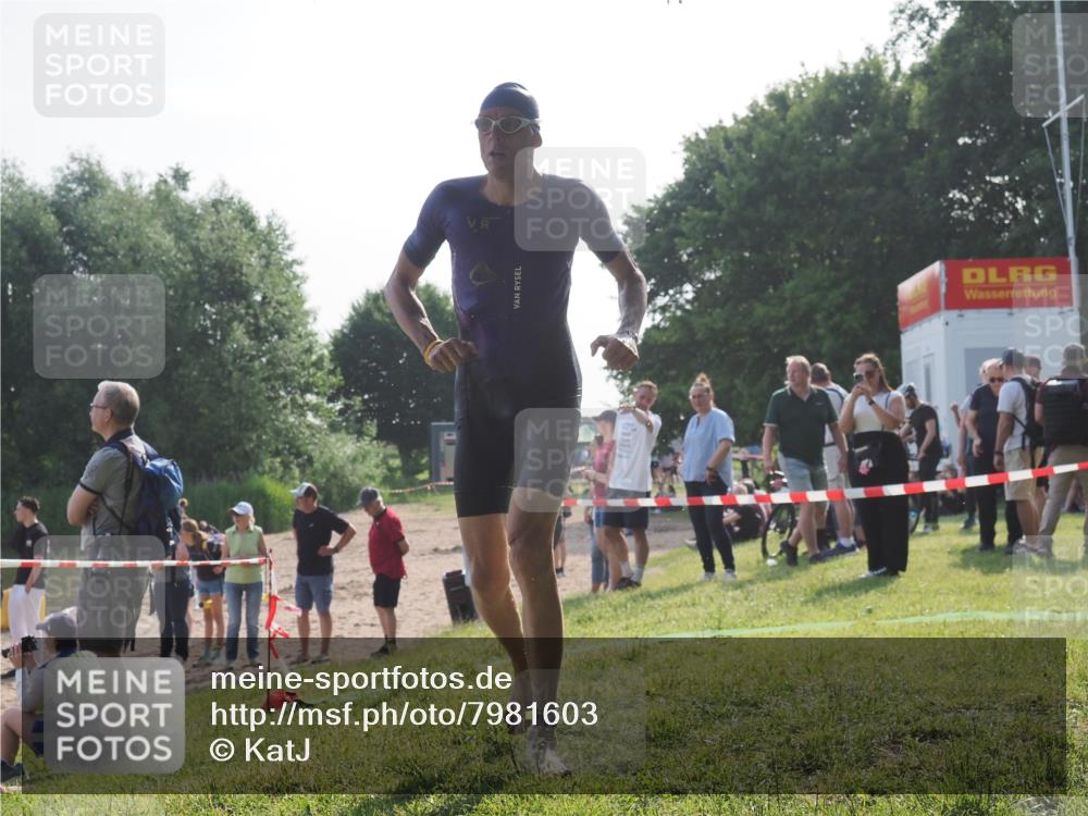 15.06.2025 - 27. Vierlanden-Triathlon KatJ http://msf.ph/oto/7981603 15.06.2025 08:46:12 Schwimmen 134, 152, 194 meine-sportfotos.de
