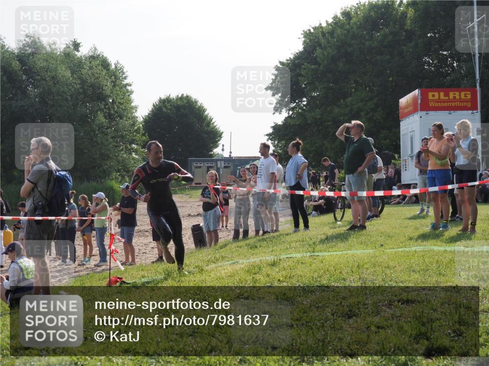 15.06.2025 - 27. Vierlanden-Triathlon KatJ http://msf.ph/oto/7981637 15.06.2025 08:46:44 Schwimmen 161 meine-sportfotos.de