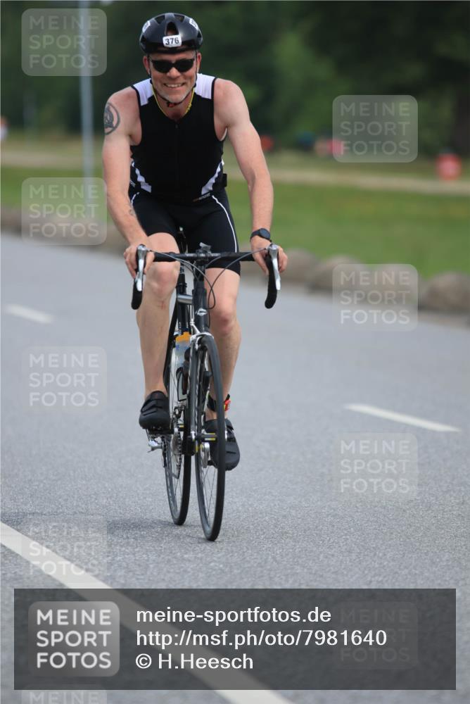 15.06.2025 - 27. Vierlanden-Triathlon H.Heesch http://msf.ph/oto/7981640 15.06.2025 10:48:35 Radfahren 167, 376, 512 meine-sportfotos.de