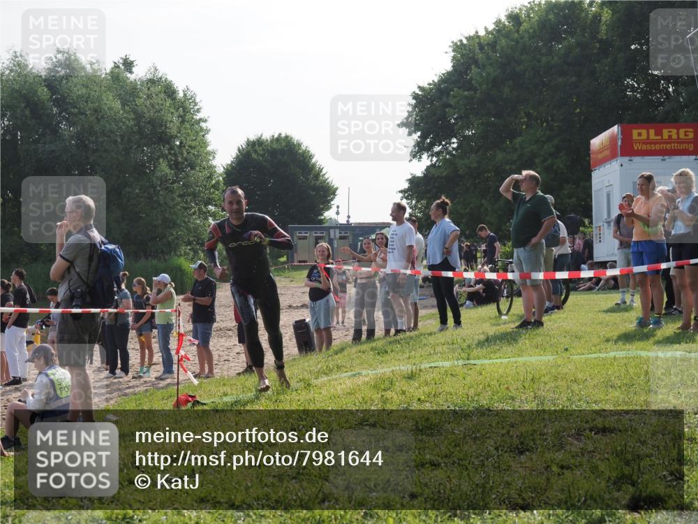 15.06.2025 - 27. Vierlanden-Triathlon KatJ http://msf.ph/oto/7981644 15.06.2025 08:46:44 Schwimmen 161 meine-sportfotos.de