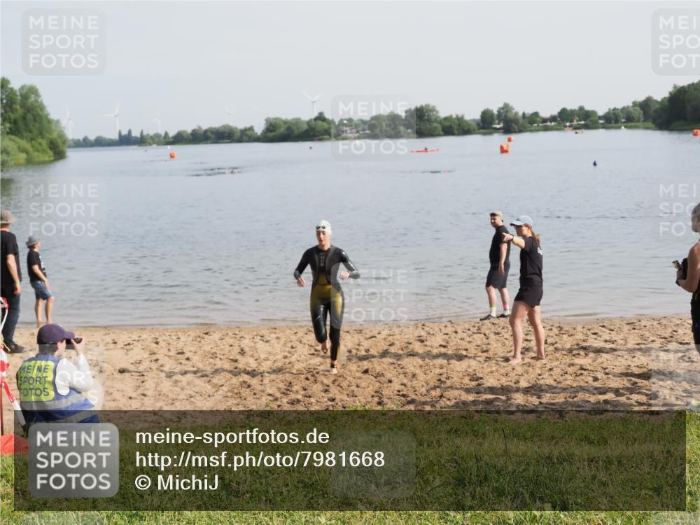 21.06.2025 - 27. Vierlanden-Triathlon MichiJ http://msf.ph/oto/7981668 15.06.2026 09:03:20 Schwimmen 220 meine-sportfotos.de