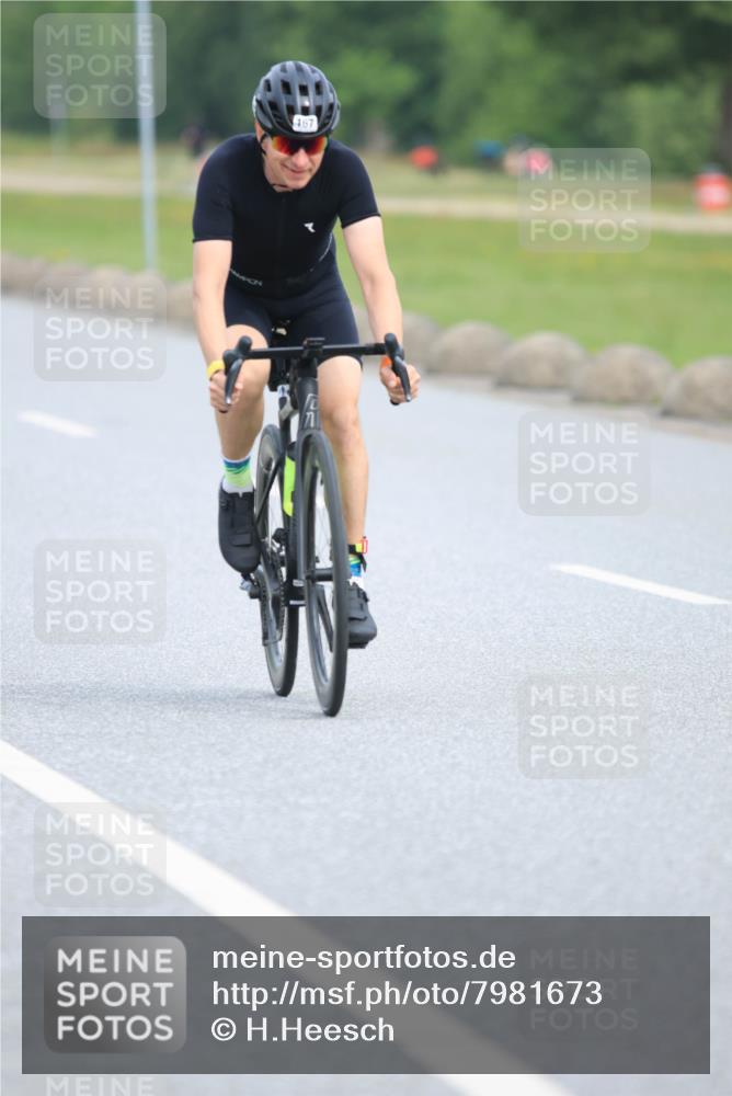 15.06.2025 - 27. Vierlanden-Triathlon H.Heesch http://msf.ph/oto/7981673 15.06.2025 10:48:39 Radfahren 167, 376 meine-sportfotos.de