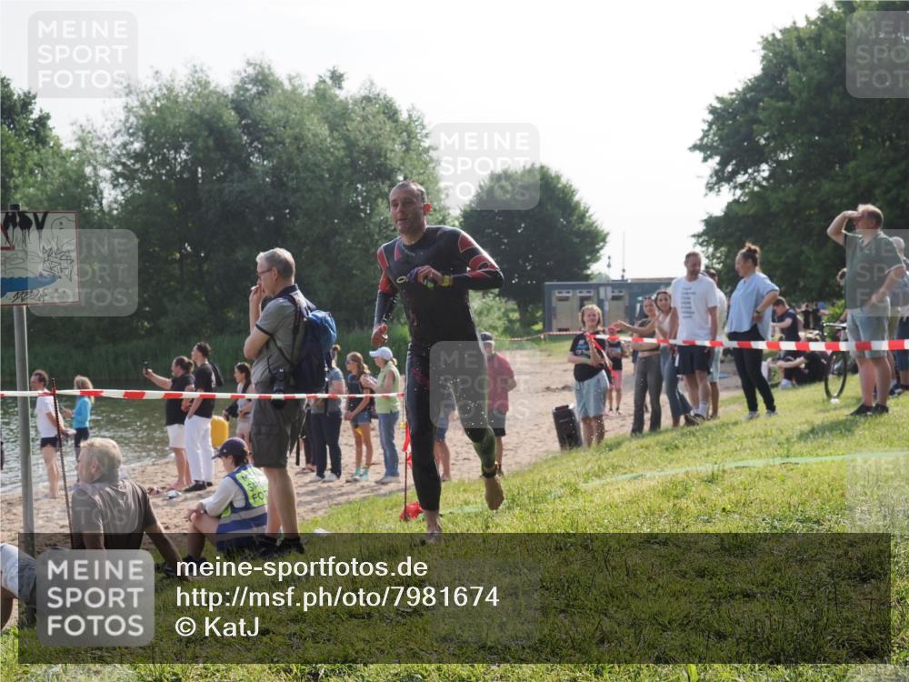 15.06.2025 - 27. Vierlanden-Triathlon KatJ http://msf.ph/oto/7981674 15.06.2025 08:46:45 Schwimmen 161 meine-sportfotos.de