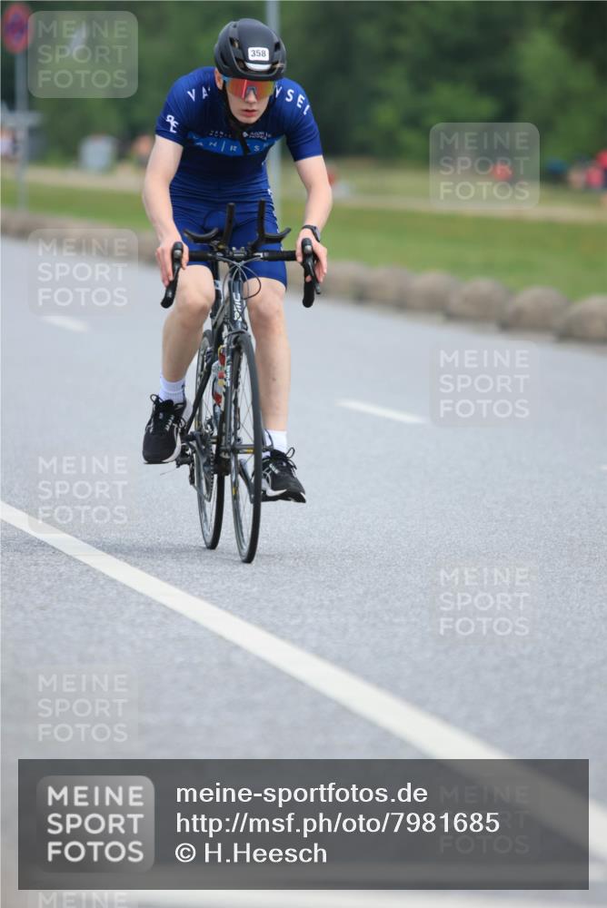 15.06.2025 - 27. Vierlanden-Triathlon H.Heesch http://msf.ph/oto/7981685 15.06.2025 10:48:53 Radfahren 229, 236, 358, 378, 440 meine-sportfotos.de