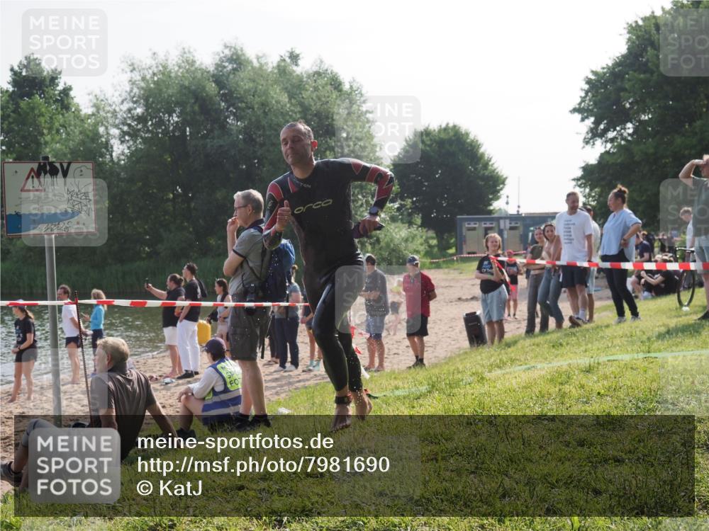 15.06.2025 - 27. Vierlanden-Triathlon KatJ http://msf.ph/oto/7981690 15.06.2025 08:46:45 Schwimmen 161 meine-sportfotos.de