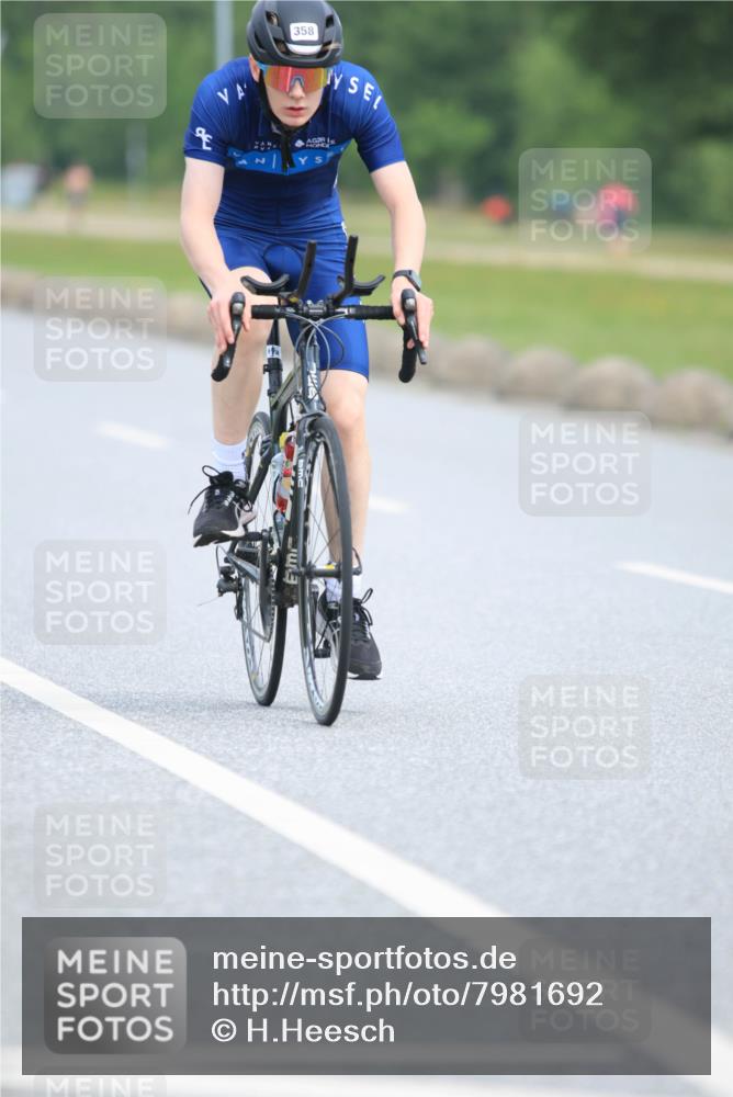 15.06.2025 - 27. Vierlanden-Triathlon H.Heesch http://msf.ph/oto/7981692 15.06.2025 10:48:53 Radfahren 229, 236, 358, 378, 440 meine-sportfotos.de