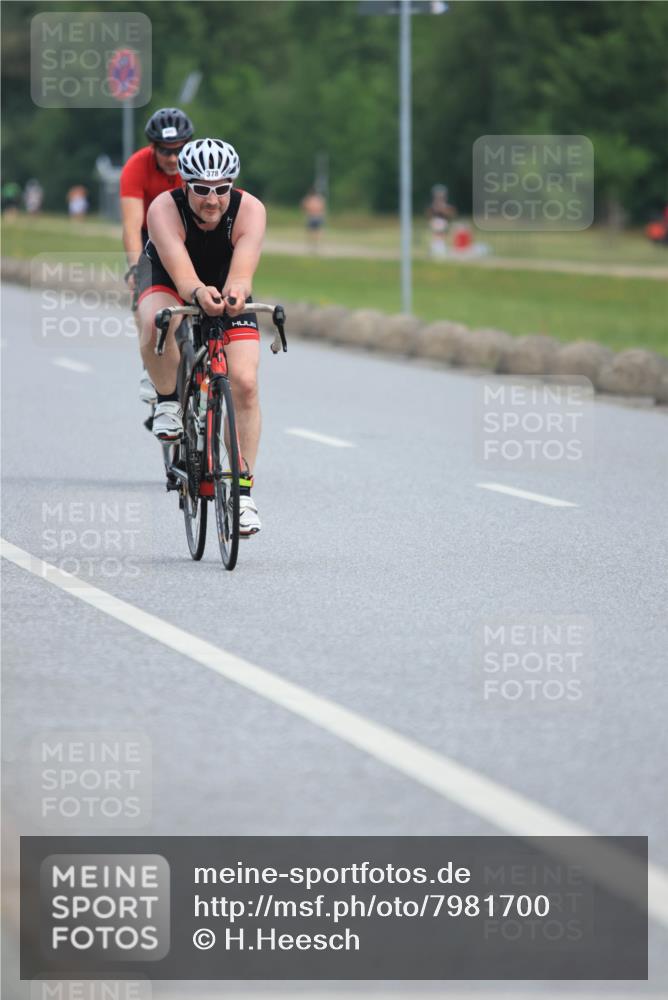15.06.2025 - 27. Vierlanden-Triathlon H.Heesch http://msf.ph/oto/7981700 15.06.2025 10:48:56 Radfahren 229, 236, 358, 378, 440, 469 meine-sportfotos.de