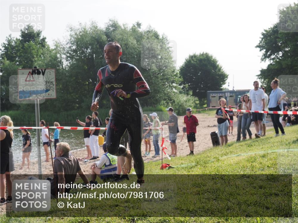 15.06.2025 - 27. Vierlanden-Triathlon KatJ http://msf.ph/oto/7981706 15.06.2025 08:46:45 Schwimmen 161 meine-sportfotos.de