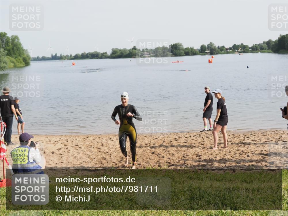 21.06.2025 - 27. Vierlanden-Triathlon MichiJ http://msf.ph/oto/7981711 15.06.2026 09:03:21 Schwimmen 220 meine-sportfotos.de