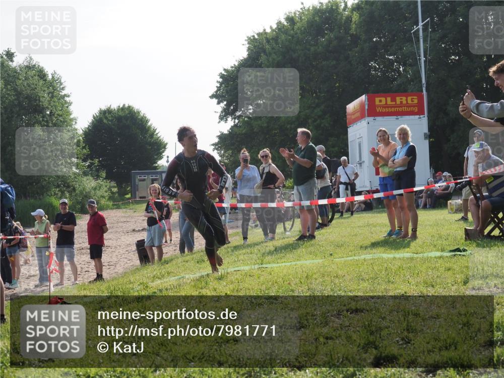 15.06.2025 - 27. Vierlanden-Triathlon KatJ http://msf.ph/oto/7981771 15.06.2025 08:47:37 Schwimmen 48 meine-sportfotos.de