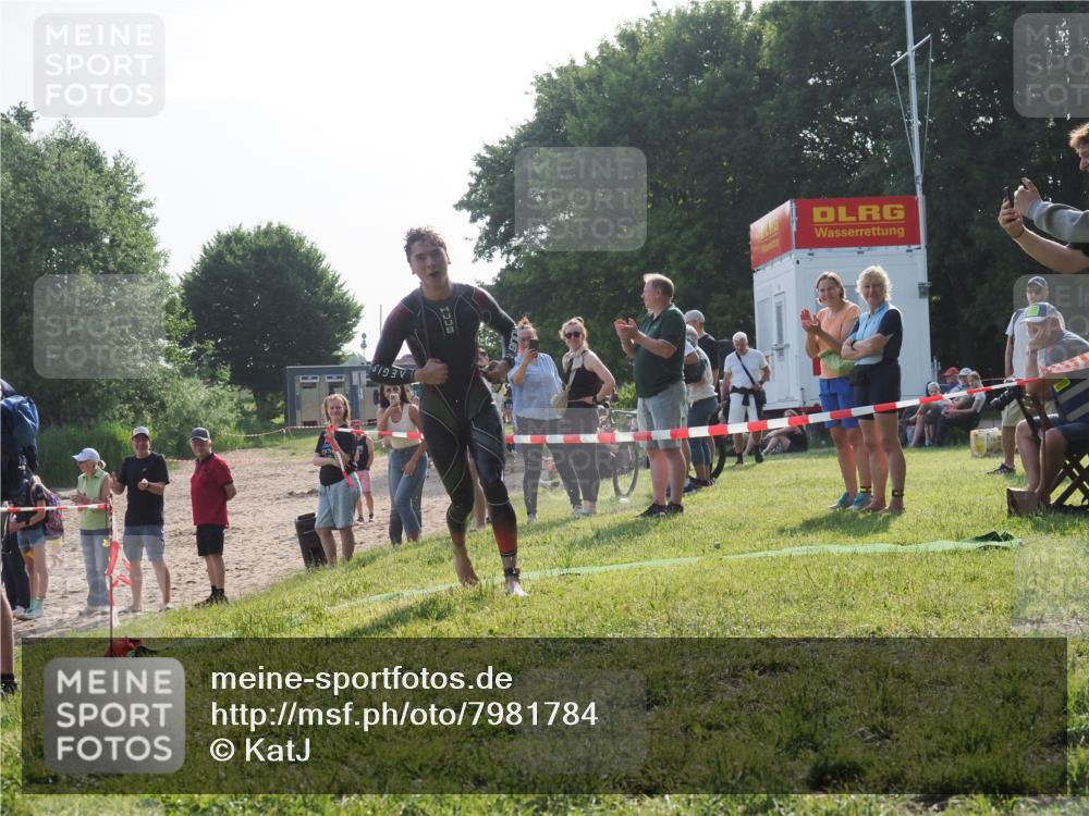15.06.2025 - 27. Vierlanden-Triathlon KatJ http://msf.ph/oto/7981784 15.06.2025 08:47:37 Schwimmen 48 meine-sportfotos.de