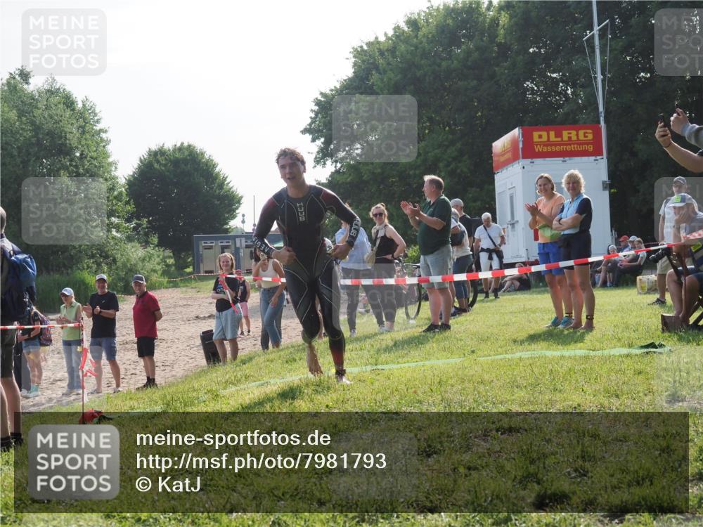 15.06.2025 - 27. Vierlanden-Triathlon KatJ http://msf.ph/oto/7981793 15.06.2025 08:47:38 Schwimmen 48 meine-sportfotos.de