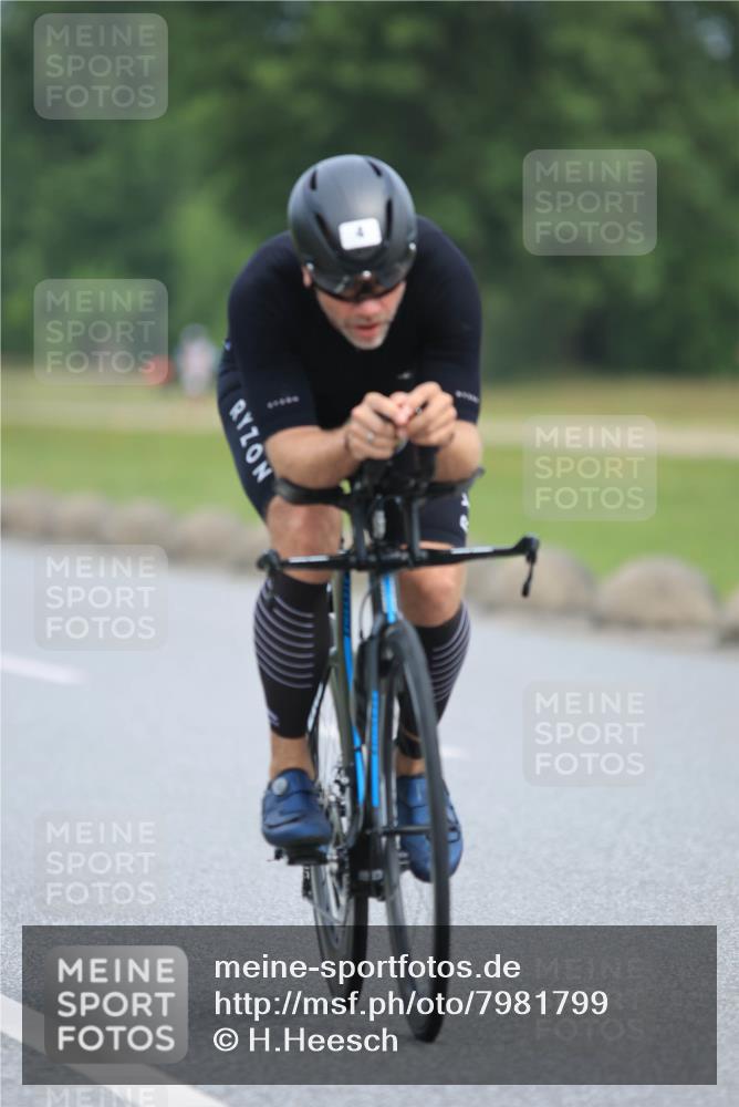 15.06.2025 - 27. Vierlanden-Triathlon H.Heesch http://msf.ph/oto/7981799 15.06.2025 10:49:40 Radfahren 4, 367, 407, 613 meine-sportfotos.de