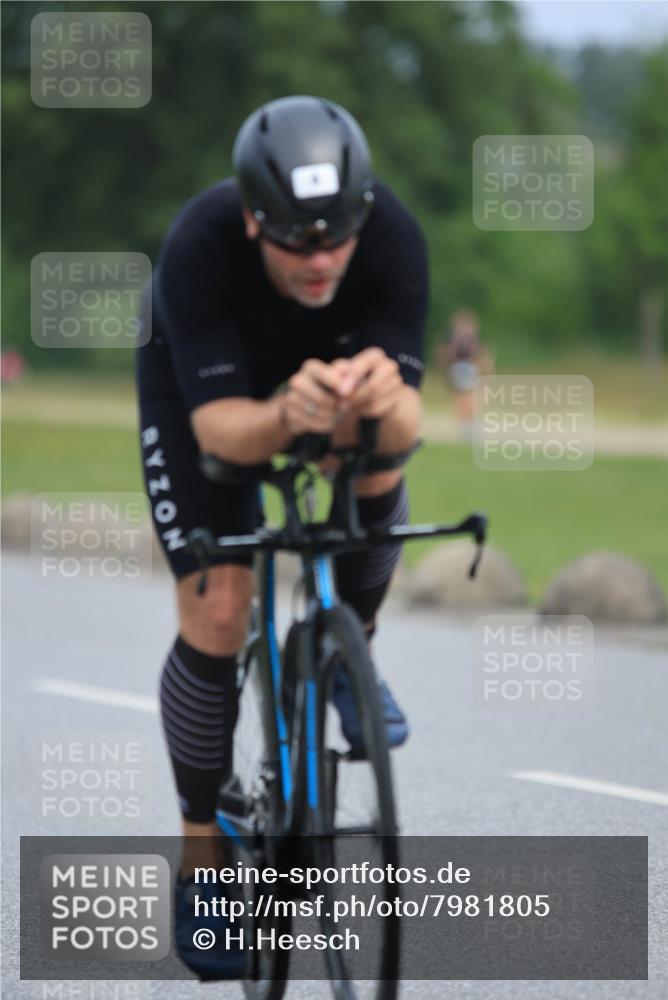 15.06.2025 - 27. Vierlanden-Triathlon H.Heesch http://msf.ph/oto/7981805 15.06.2025 10:49:40 Radfahren 4, 367, 407, 613 meine-sportfotos.de