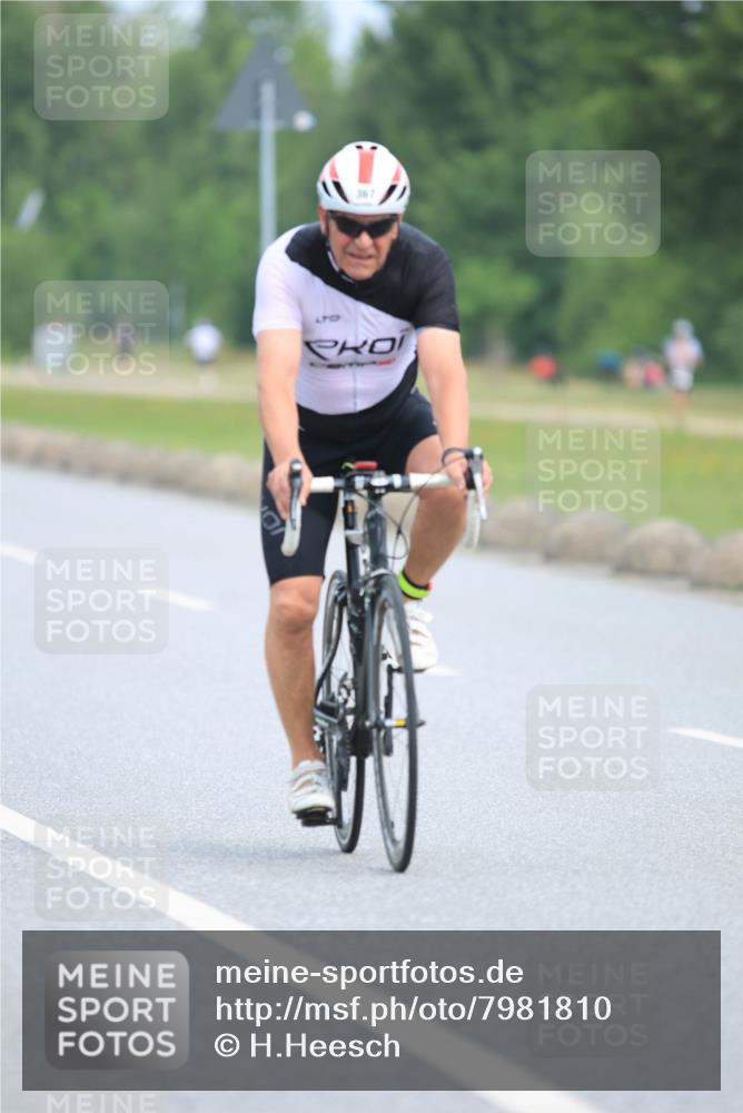 15.06.2025 - 27. Vierlanden-Triathlon H.Heesch http://msf.ph/oto/7981810 15.06.2025 10:49:43 Radfahren 4, 232, 367, 407, 613 meine-sportfotos.de