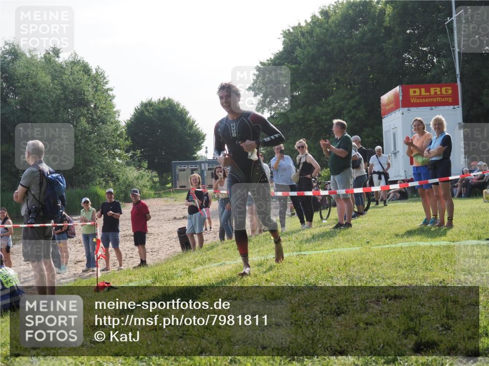 15.06.2025 - 27. Vierlanden-Triathlon KatJ http://msf.ph/oto/7981811 15.06.2025 08:47:38 Schwimmen 48 meine-sportfotos.de