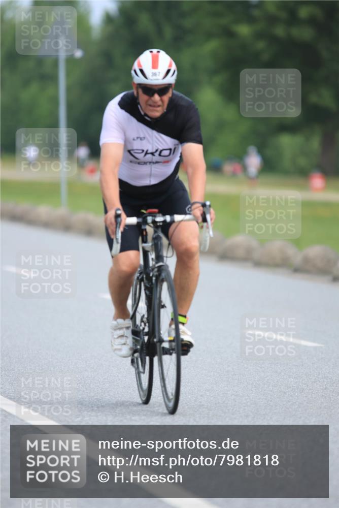 15.06.2025 - 27. Vierlanden-Triathlon H.Heesch http://msf.ph/oto/7981818 15.06.2025 10:49:43 Radfahren 4, 232, 367, 407, 613 meine-sportfotos.de