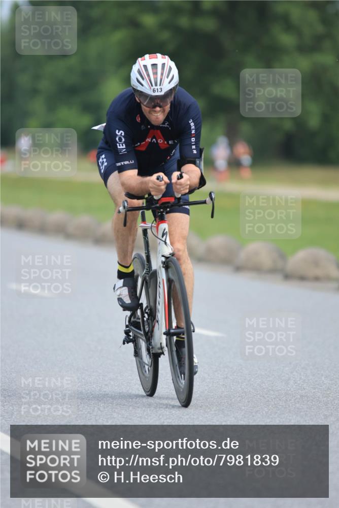 15.06.2025 - 27. Vierlanden-Triathlon H.Heesch http://msf.ph/oto/7981839 15.06.2025 10:49:46 Radfahren 232, 367, 613 meine-sportfotos.de
