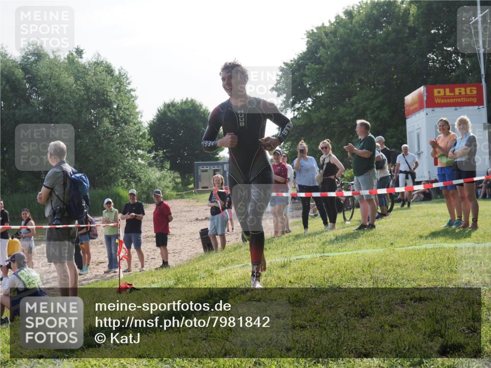 15.06.2025 - 27. Vierlanden-Triathlon KatJ http://msf.ph/oto/7981842 15.06.2025 08:47:38 Schwimmen 48 meine-sportfotos.de