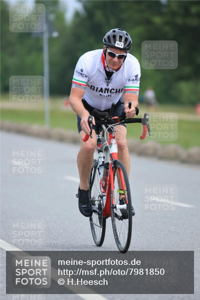 15.06.2025 - 27. Vierlanden-Triathlon H.Heesch http://msf.ph/oto/7981850 15.06.2025 10:49:56 Radfahren 150, 215, 250, 394, 423 meine-sportfotos.de