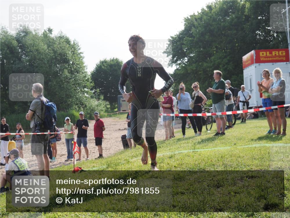 15.06.2025 - 27. Vierlanden-Triathlon KatJ http://msf.ph/oto/7981855 15.06.2025 08:47:38 Schwimmen 48 meine-sportfotos.de