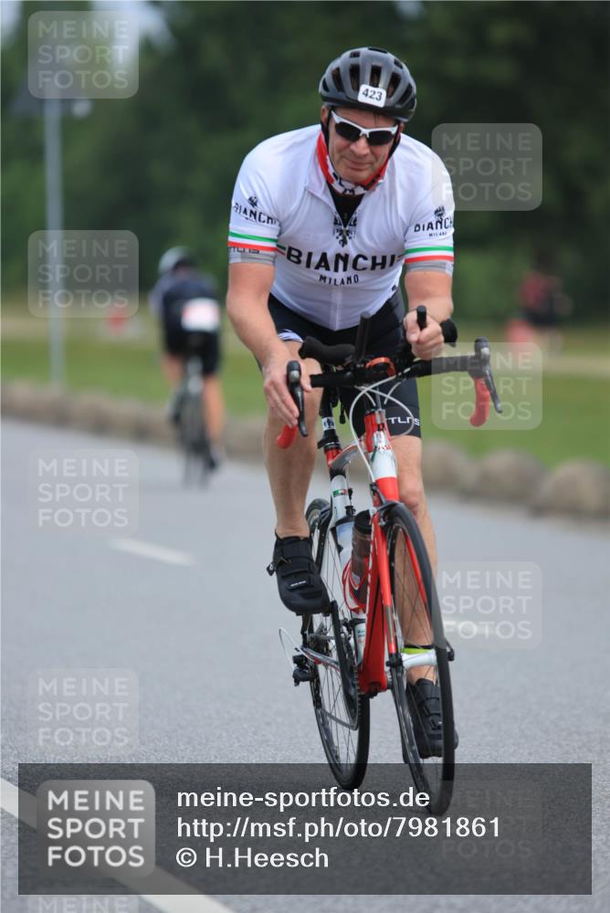 15.06.2025 - 27. Vierlanden-Triathlon H.Heesch http://msf.ph/oto/7981861 15.06.2025 10:49:56 Radfahren 150, 215, 250, 394, 423 meine-sportfotos.de