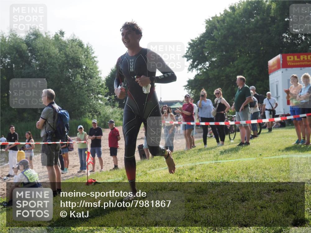15.06.2025 - 27. Vierlanden-Triathlon KatJ http://msf.ph/oto/7981867 15.06.2025 08:47:39 Schwimmen 48 meine-sportfotos.de