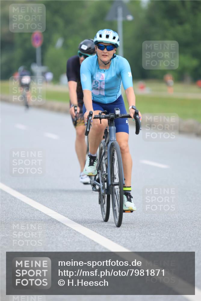 15.06.2025 - 27. Vierlanden-Triathlon H.Heesch http://msf.ph/oto/7981871 15.06.2025 10:50:00 Radfahren 39, 54, 150, 215, 225, 250, 423 meine-sportfotos.de