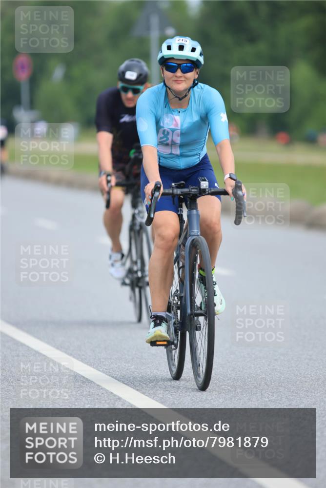 15.06.2025 - 27. Vierlanden-Triathlon H.Heesch http://msf.ph/oto/7981879 15.06.2025 10:50:00 Radfahren 39, 54, 150, 215, 225, 250, 423 meine-sportfotos.de