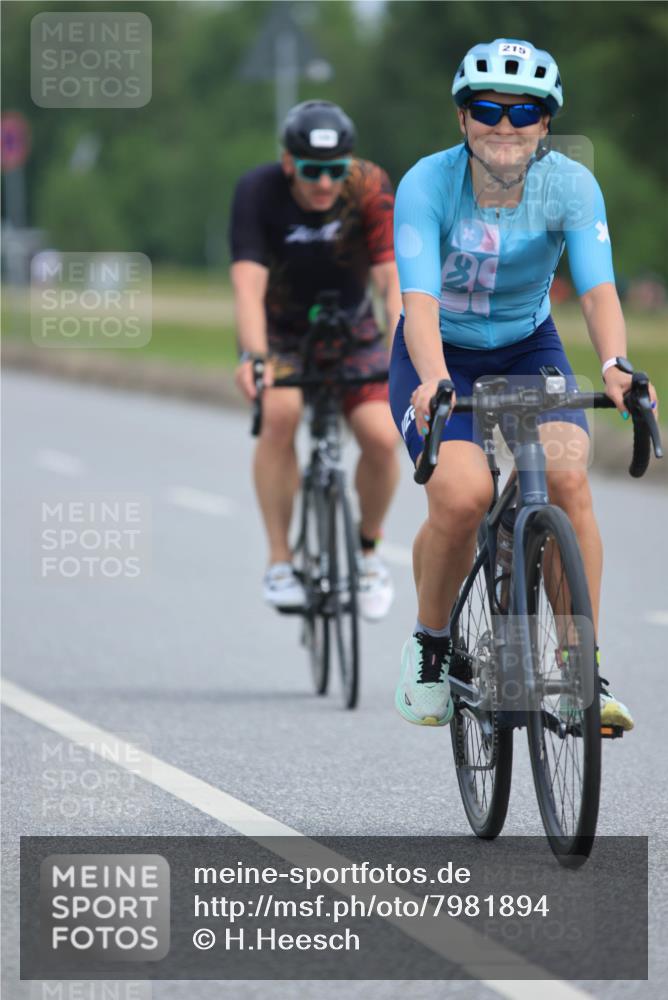15.06.2025 - 27. Vierlanden-Triathlon H.Heesch http://msf.ph/oto/7981894 15.06.2025 10:50:00 Radfahren 39, 54, 150, 215, 225, 250, 423 meine-sportfotos.de
