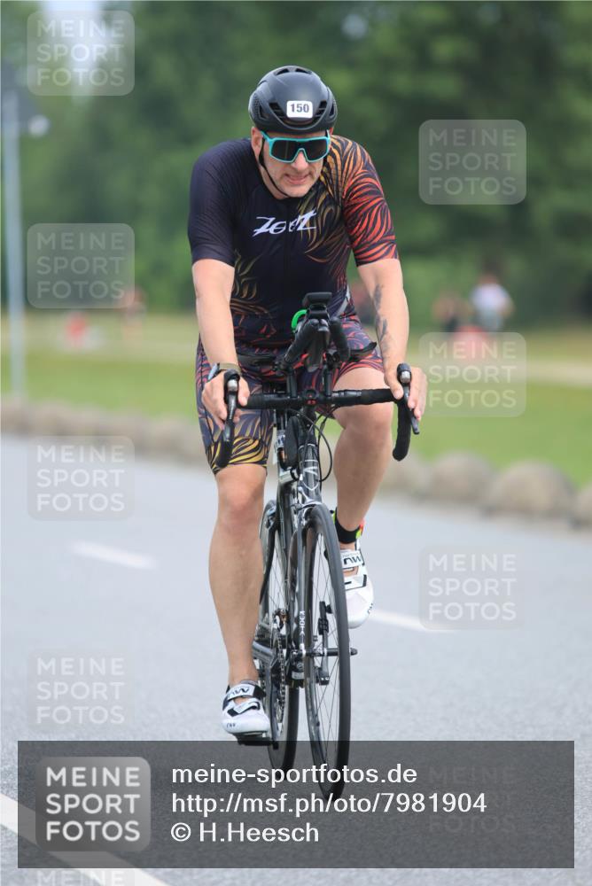 15.06.2025 - 27. Vierlanden-Triathlon H.Heesch http://msf.ph/oto/7981904 15.06.2025 10:50:01 Radfahren 39, 54, 150, 215, 225, 250, 409 meine-sportfotos.de