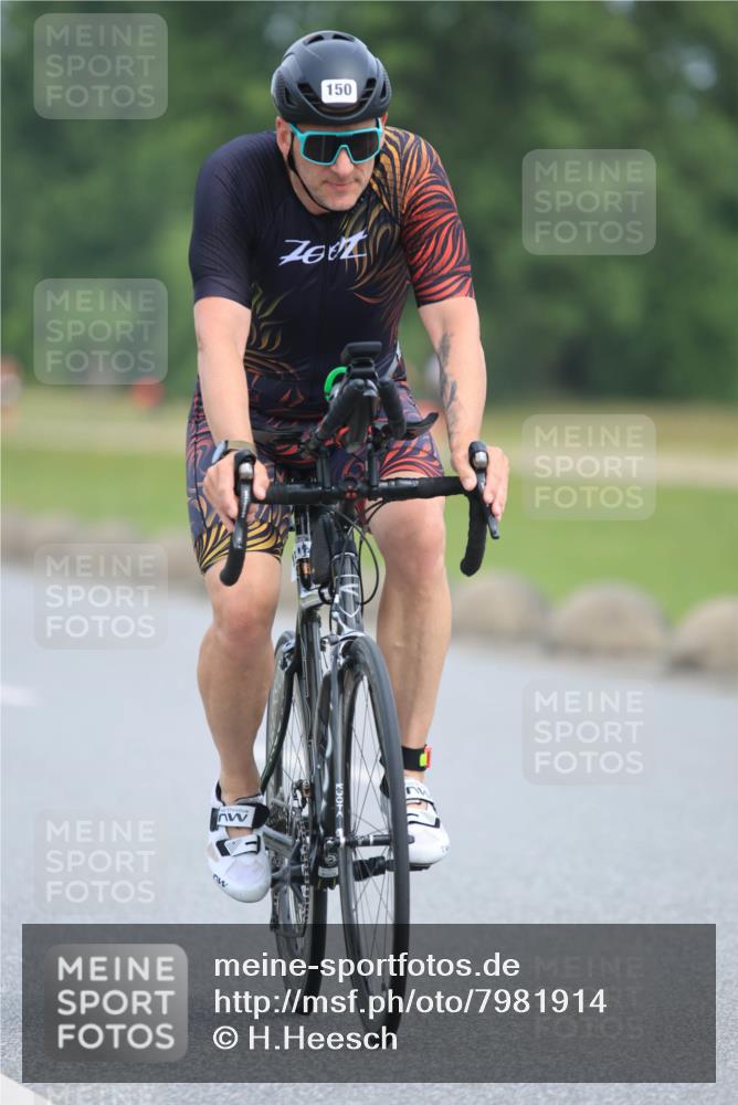 15.06.2025 - 27. Vierlanden-Triathlon H.Heesch http://msf.ph/oto/7981914 15.06.2025 10:50:01 Radfahren 39, 54, 150, 215, 225, 250, 409 meine-sportfotos.de