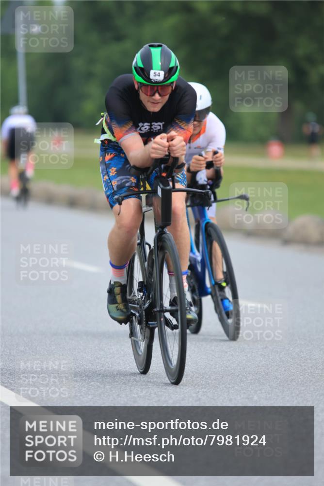 15.06.2025 - 27. Vierlanden-Triathlon H.Heesch http://msf.ph/oto/7981924 15.06.2025 10:50:06 Radfahren 39, 54, 225, 409 meine-sportfotos.de