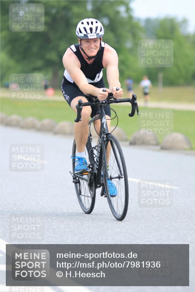 15.06.2025 - 27. Vierlanden-Triathlon H.Heesch http://msf.ph/oto/7981936 15.06.2025 10:50:09 Radfahren 39, 50, 54, 86, 225, 409 meine-sportfotos.de