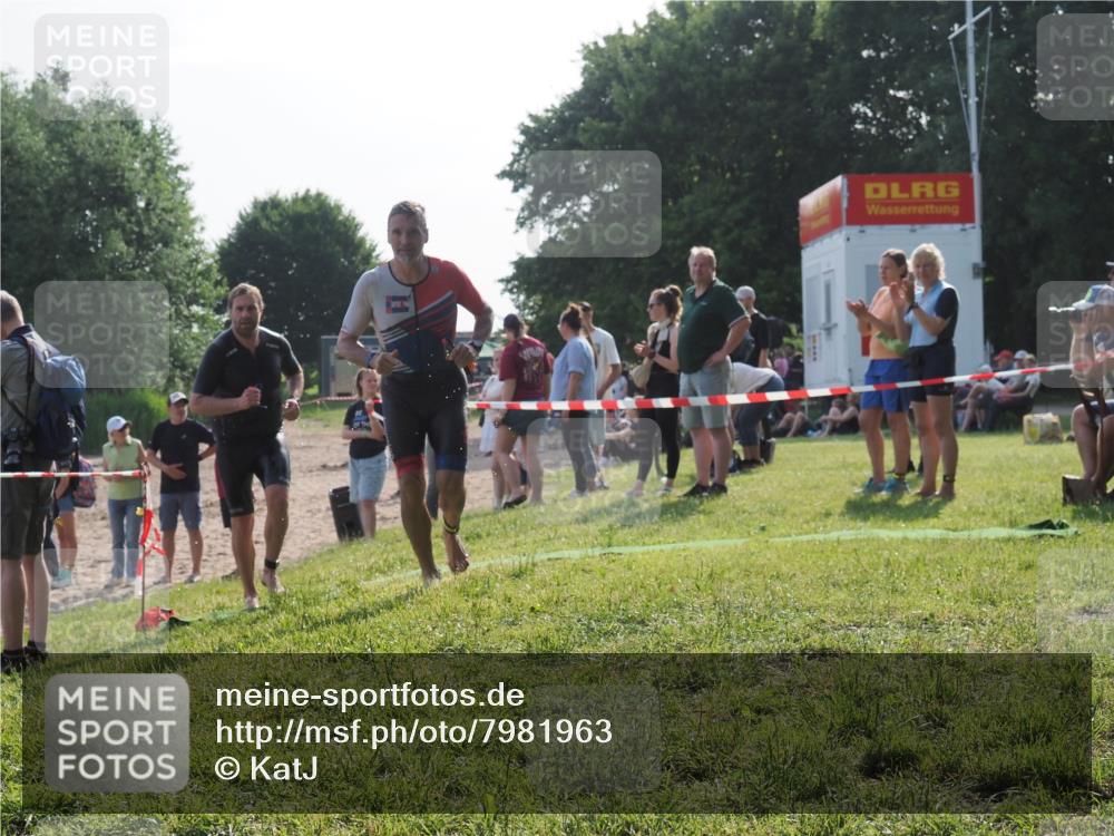15.06.2025 - 27. Vierlanden-Triathlon KatJ http://msf.ph/oto/7981963 15.06.2025 08:48:00 Schwimmen 16, 34, 193 meine-sportfotos.de