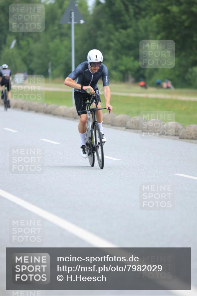 15.06.2025 - 27. Vierlanden-Triathlon H.Heesch http://msf.ph/oto/7982029 15.06.2025 10:50:59 Radfahren 80, 120, 171, 403, 448 meine-sportfotos.de
