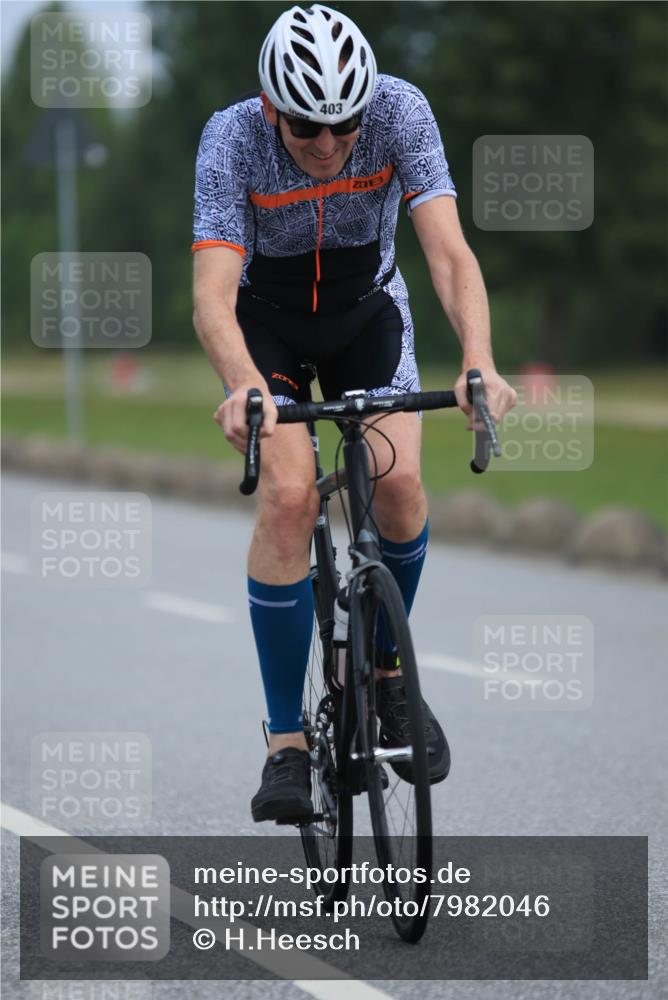 15.06.2025 - 27. Vierlanden-Triathlon H.Heesch http://msf.ph/oto/7982046 15.06.2025 10:51:03 Radfahren 120, 171, 381, 403 meine-sportfotos.de