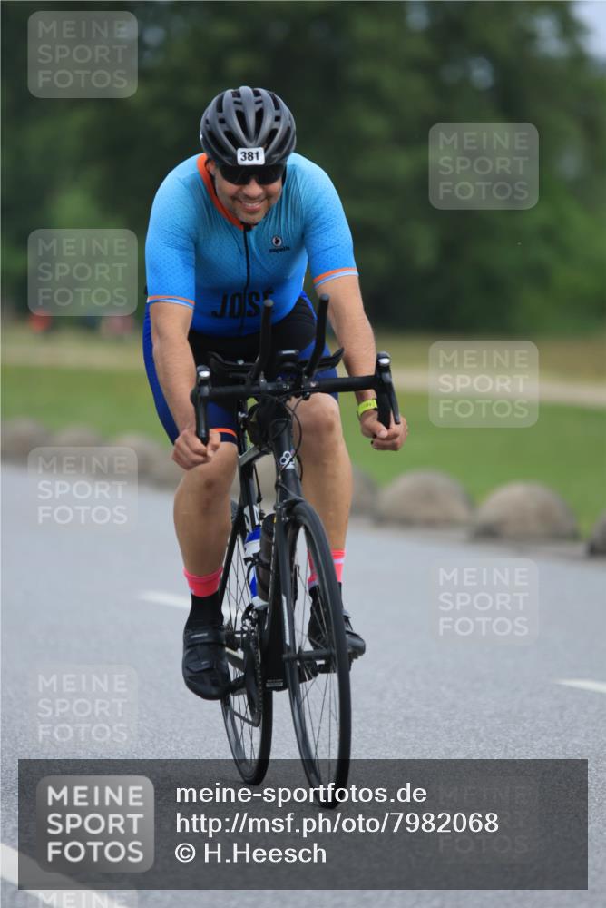 15.06.2025 - 27. Vierlanden-Triathlon H.Heesch http://msf.ph/oto/7982068 15.06.2025 10:51:10 Radfahren 161, 381 meine-sportfotos.de