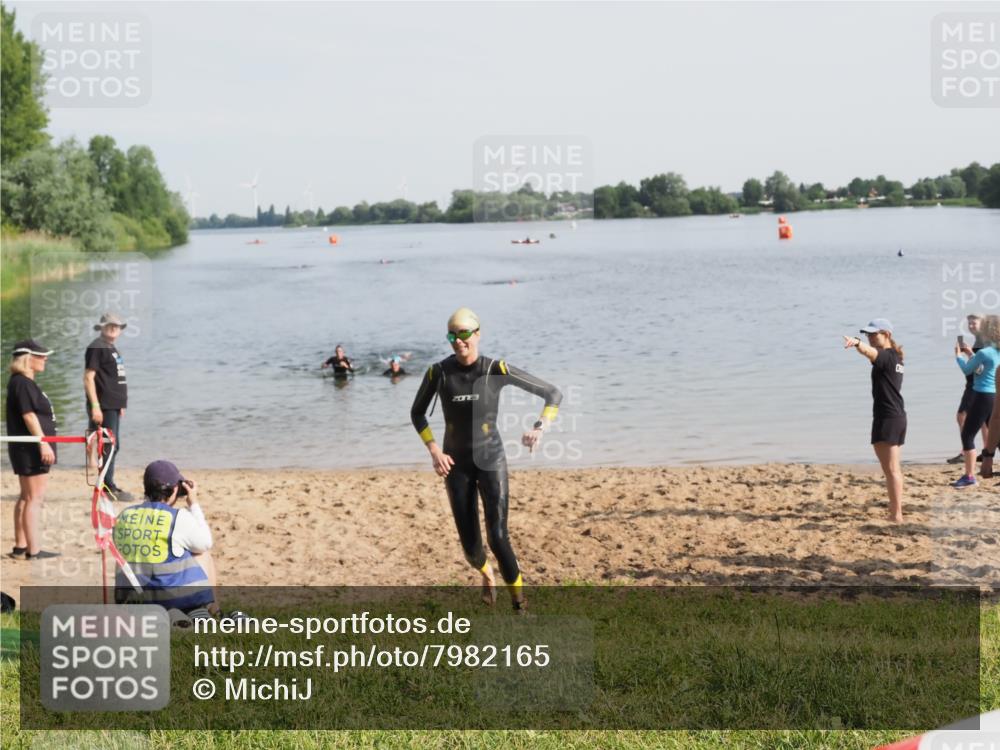 21.06.2025 - 27. Vierlanden-Triathlon MichiJ http://msf.ph/oto/7982165 15.06.2026 09:05:06 Schwimmen 205 meine-sportfotos.de