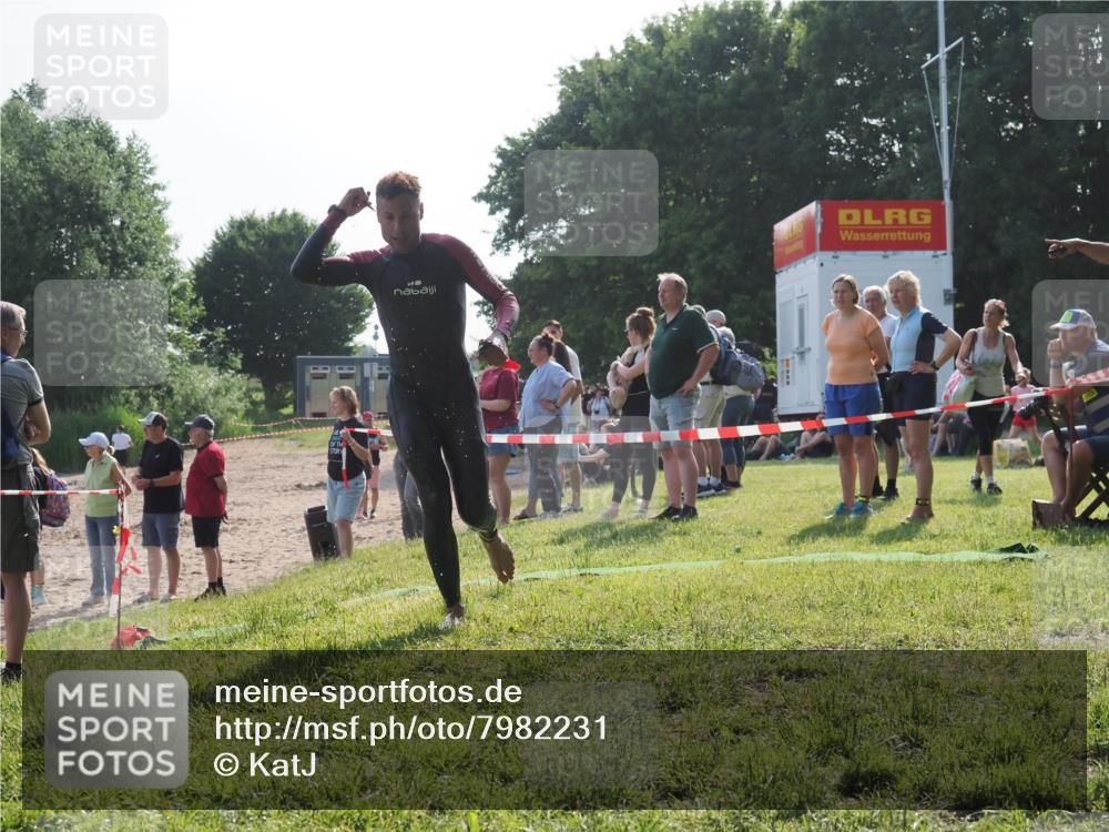 15.06.2025 - 27. Vierlanden-Triathlon KatJ http://msf.ph/oto/7982231 15.06.2025 08:48:23 Schwimmen 70 meine-sportfotos.de