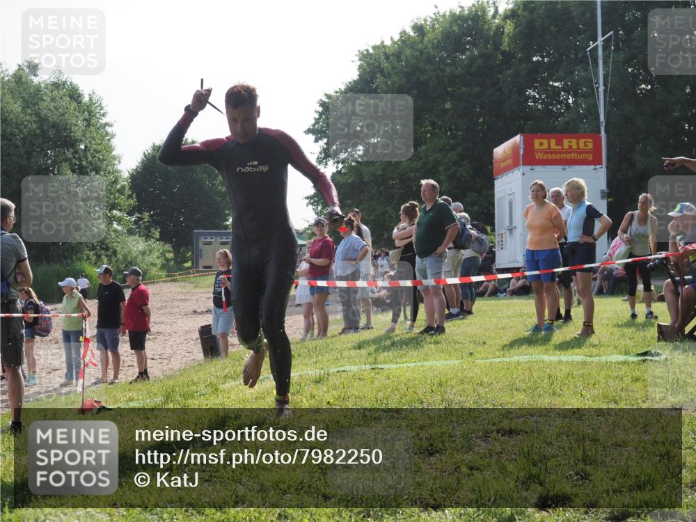 15.06.2025 - 27. Vierlanden-Triathlon KatJ http://msf.ph/oto/7982250 15.06.2025 08:48:23 Schwimmen 70 meine-sportfotos.de