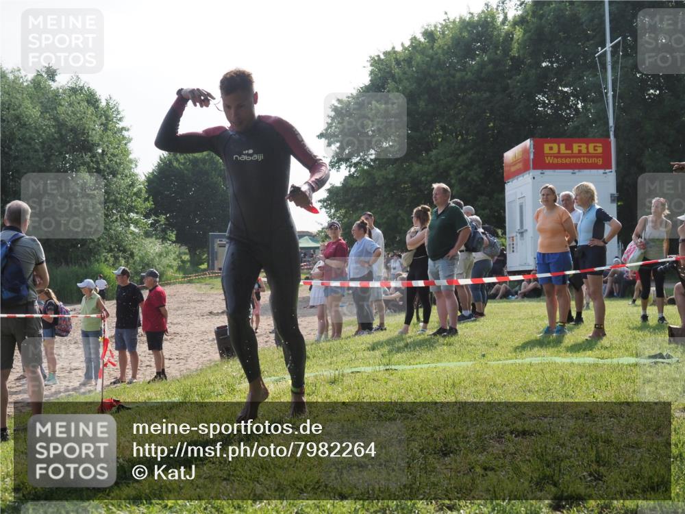 15.06.2025 - 27. Vierlanden-Triathlon KatJ http://msf.ph/oto/7982264 15.06.2025 08:48:23 Schwimmen 70 meine-sportfotos.de