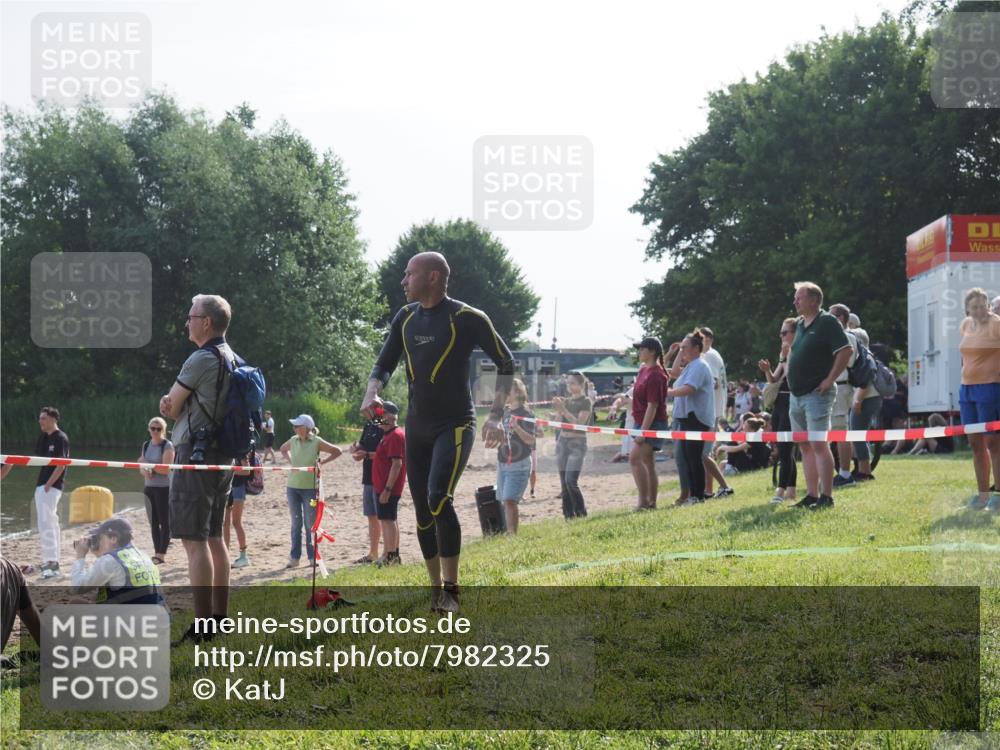15.06.2025 - 27. Vierlanden-Triathlon KatJ http://msf.ph/oto/7982325 15.06.2025 08:48:40 Schwimmen 123 meine-sportfotos.de