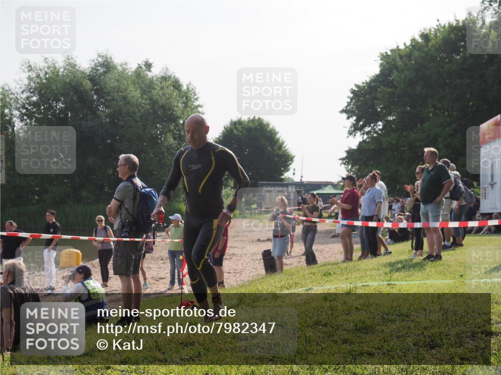 15.06.2025 - 27. Vierlanden-Triathlon KatJ http://msf.ph/oto/7982347 15.06.2025 08:48:41 Schwimmen 123 meine-sportfotos.de