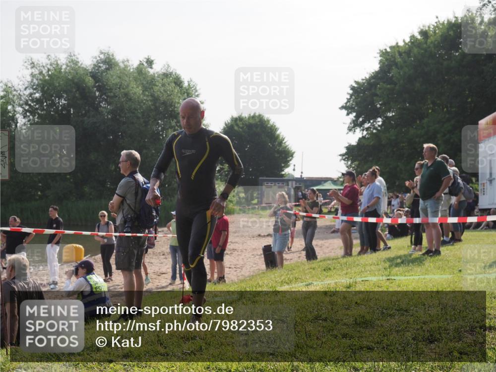 15.06.2025 - 27. Vierlanden-Triathlon KatJ http://msf.ph/oto/7982353 15.06.2025 08:48:41 Schwimmen 123 meine-sportfotos.de