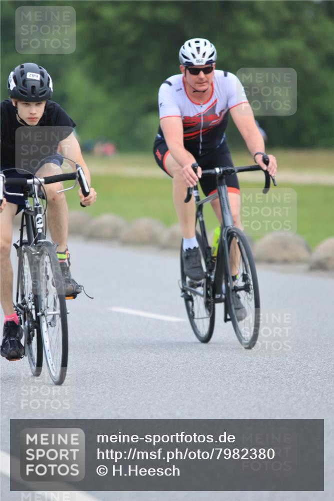 15.06.2025 - 27. Vierlanden-Triathlon H.Heesch http://msf.ph/oto/7982380 15.06.2025 10:52:22 Radfahren 269, 431, 468 meine-sportfotos.de
