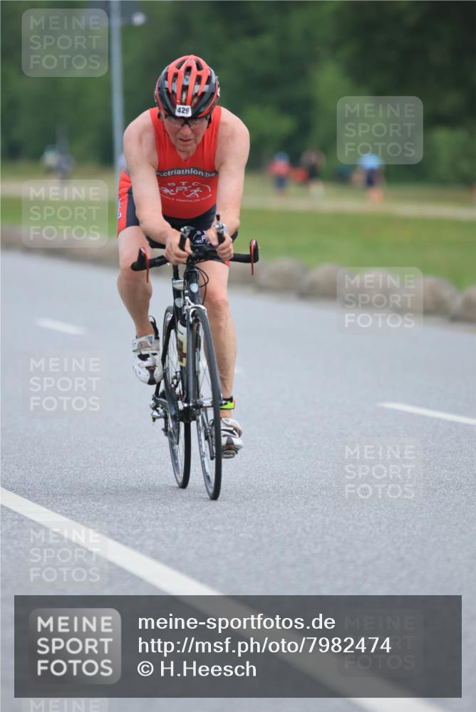 15.06.2025 - 27. Vierlanden-Triathlon H.Heesch http://msf.ph/oto/7982474 15.06.2025 10:52:47 Radfahren 58, 429, 625 meine-sportfotos.de
